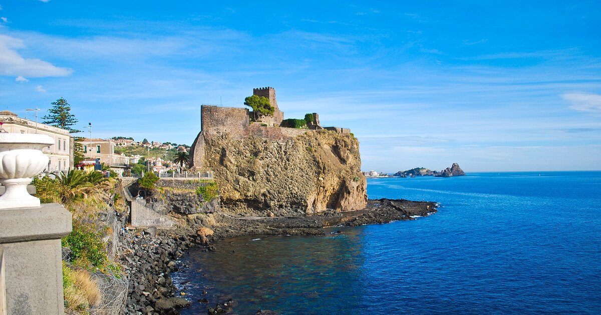 Il castello normanno di Aci Castello a picco sul mare di lava
