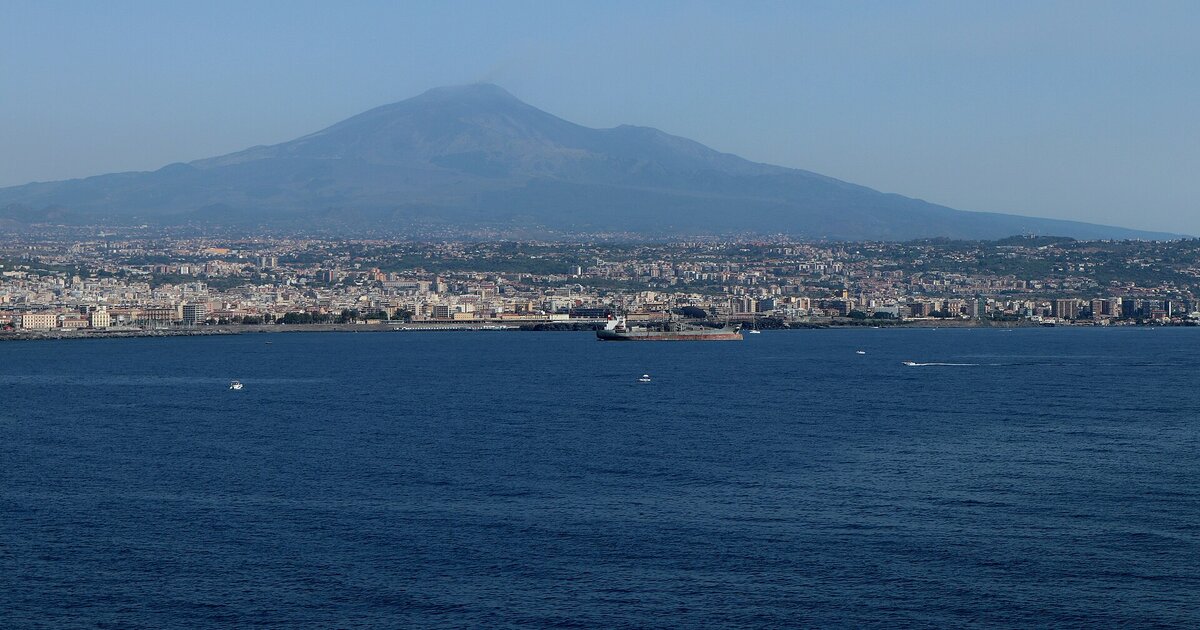 Vista panoramica di Catania con l'Etna sullo sfondo