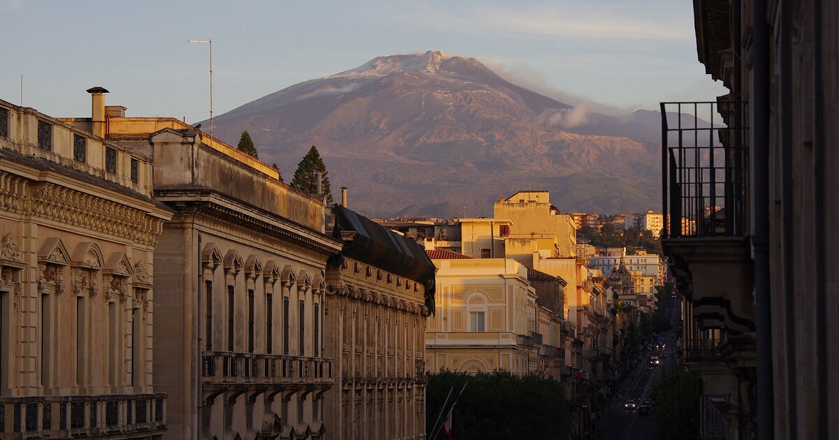 Via Etnea a Catania con l'Etna innevato sullo sfondo